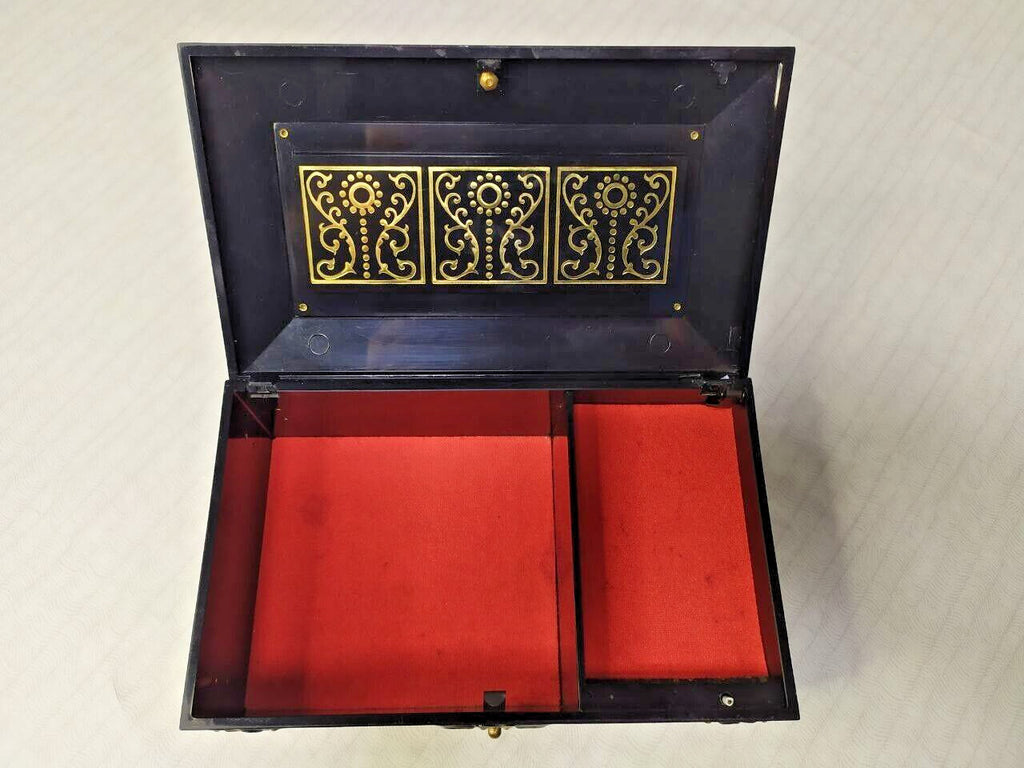 Gold-colored floral pattern under the lid of the Bakelite jewelry box – detail 6