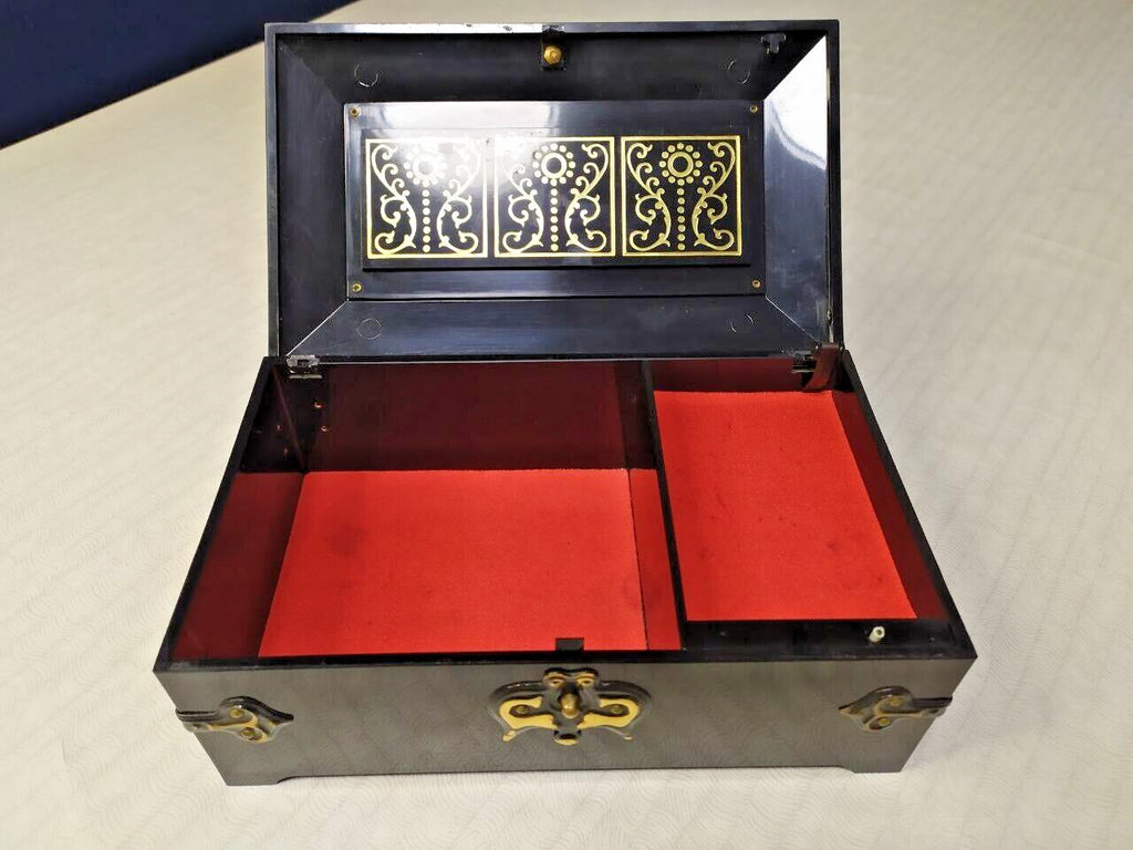 Karbolit Orekhovo-Zuyevo factory mark and winding key on the box bottom – detail 7