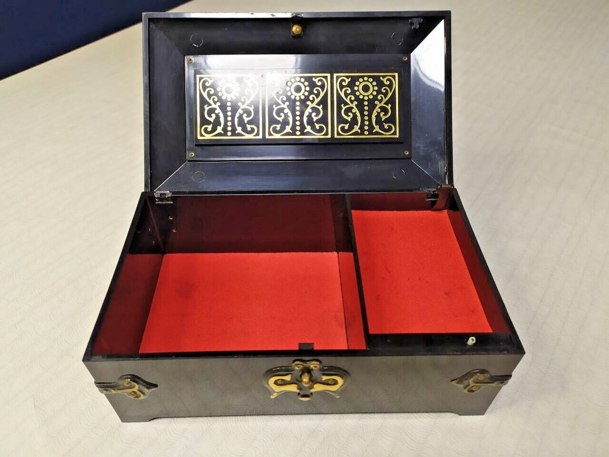 Karbolit Orekhovo-Zuyevo factory mark and winding key on the box bottom – detail 7