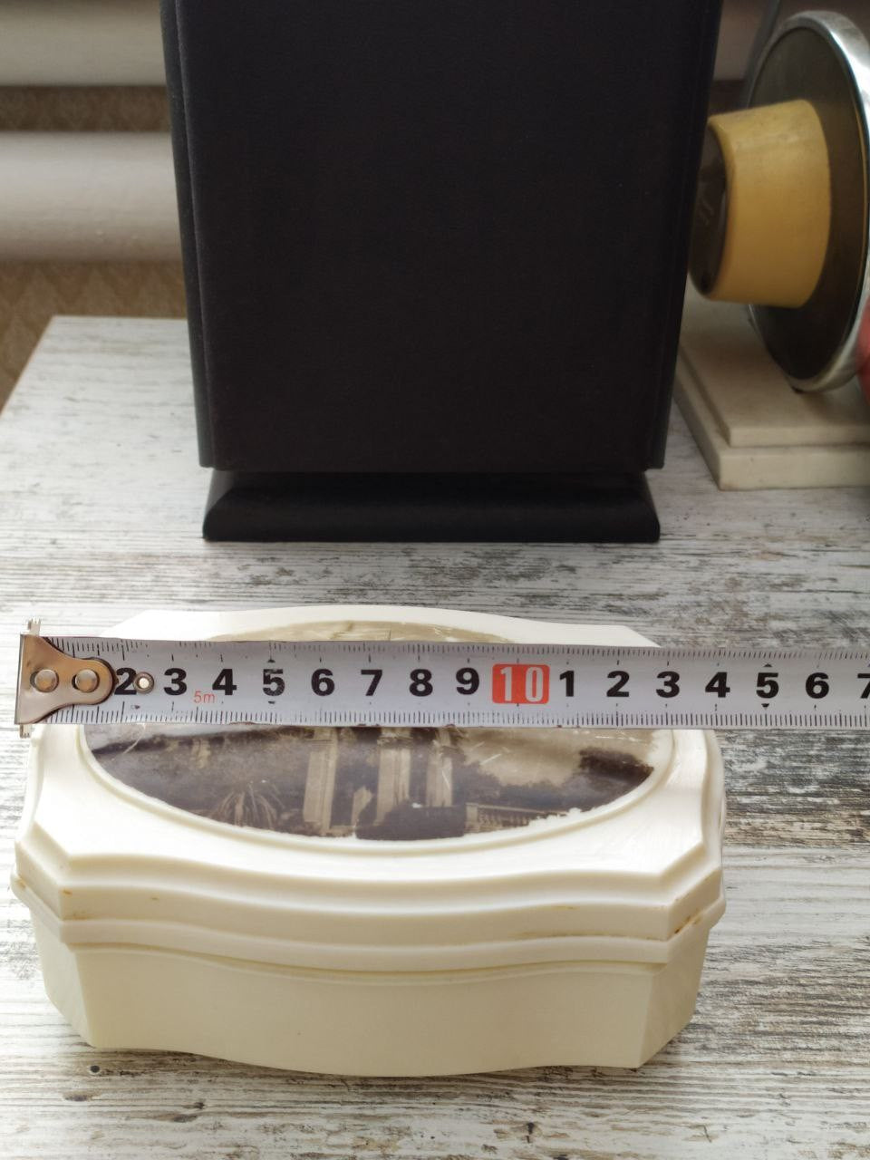 Soviet trinket box in cream plastic with wavy contoured shape – detail 5