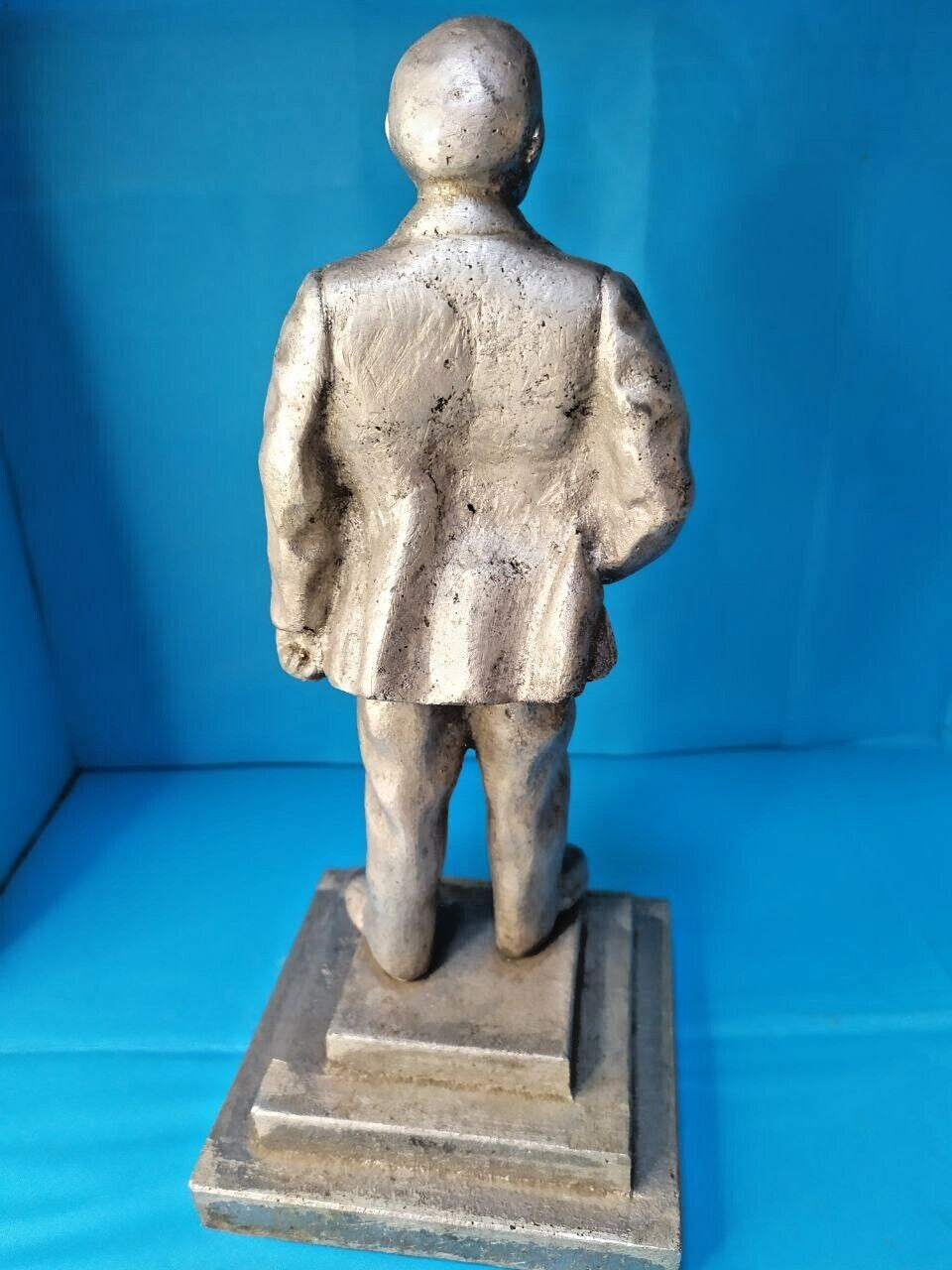 Lenin statue in suit and vest, thoughtful pose, side view – detail 5
