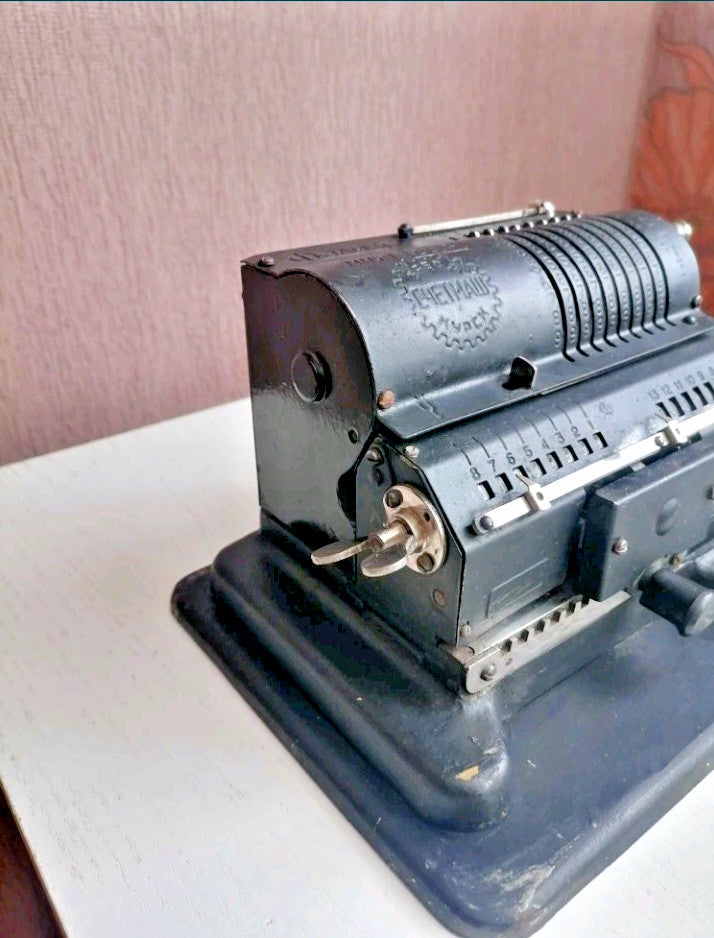 Felix-M arithmometer with its original metal dust cover and handle