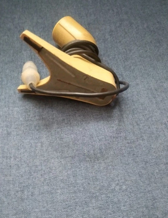 Light beige MD-200 microphone on its three-legged plastic stand – detail 5