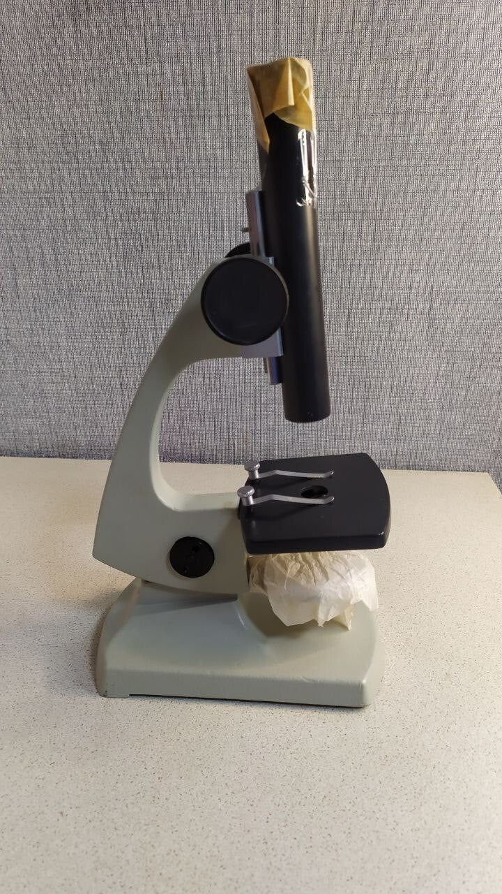 New old stock UShM-1 educational microscope with grey hammered enamel finish – detail 11