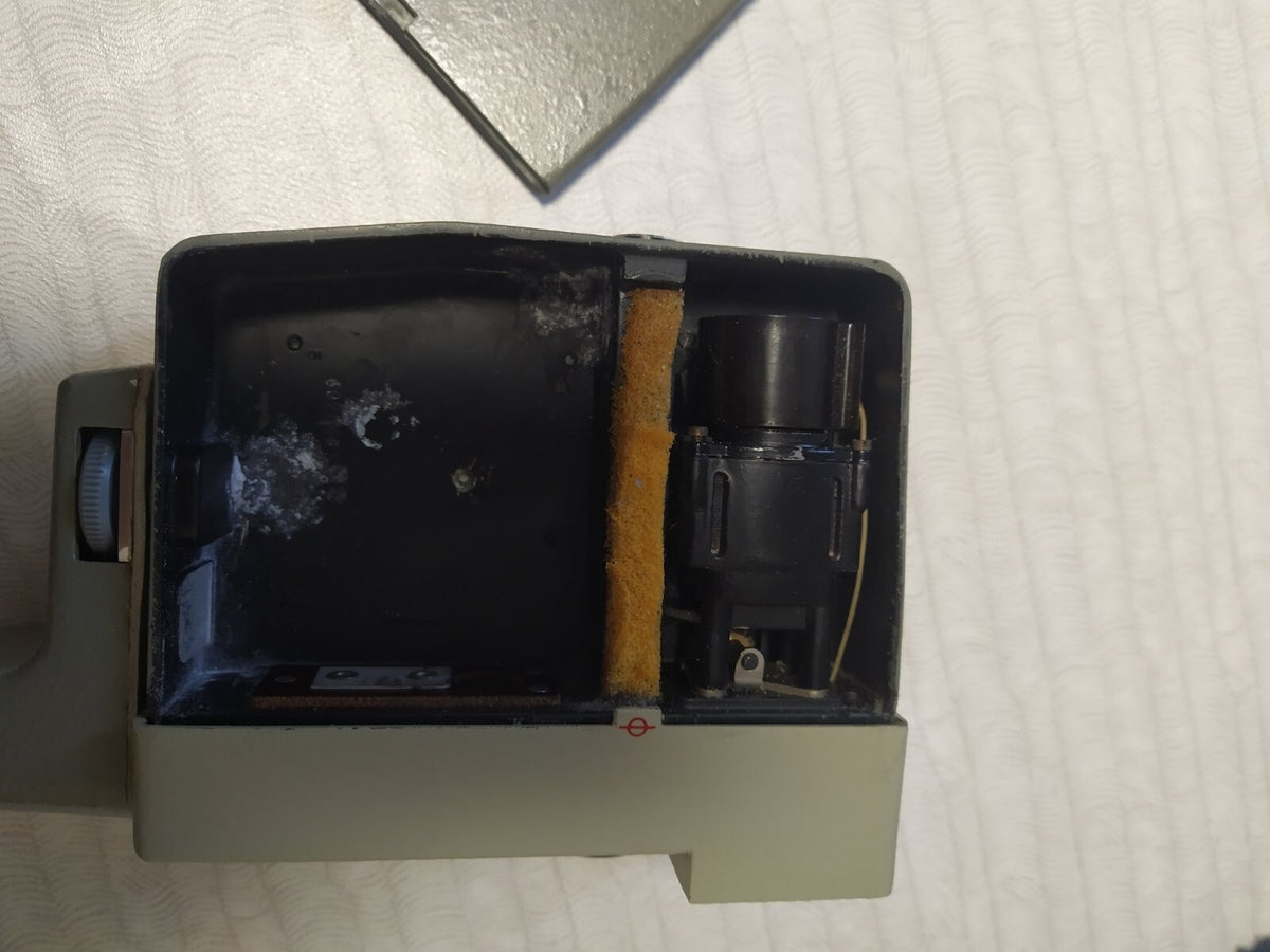 8mm movie camera Aurora with leather carrying case and strap – detail 14