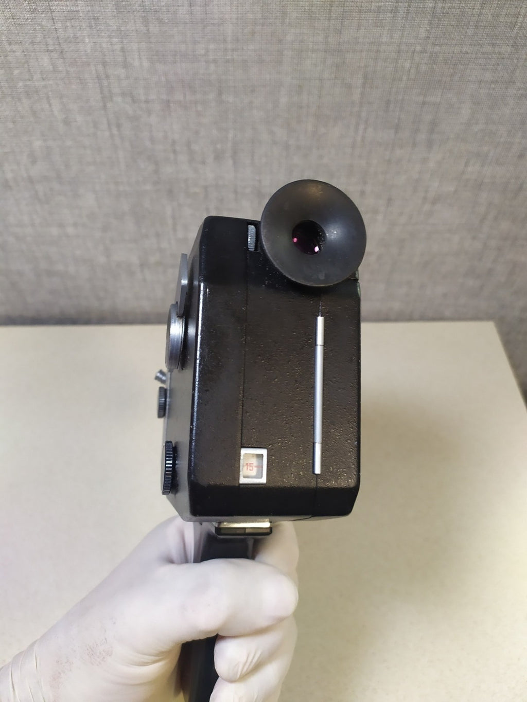 Set of four screw-in filters, lens hood and cable release in the box – detail 10