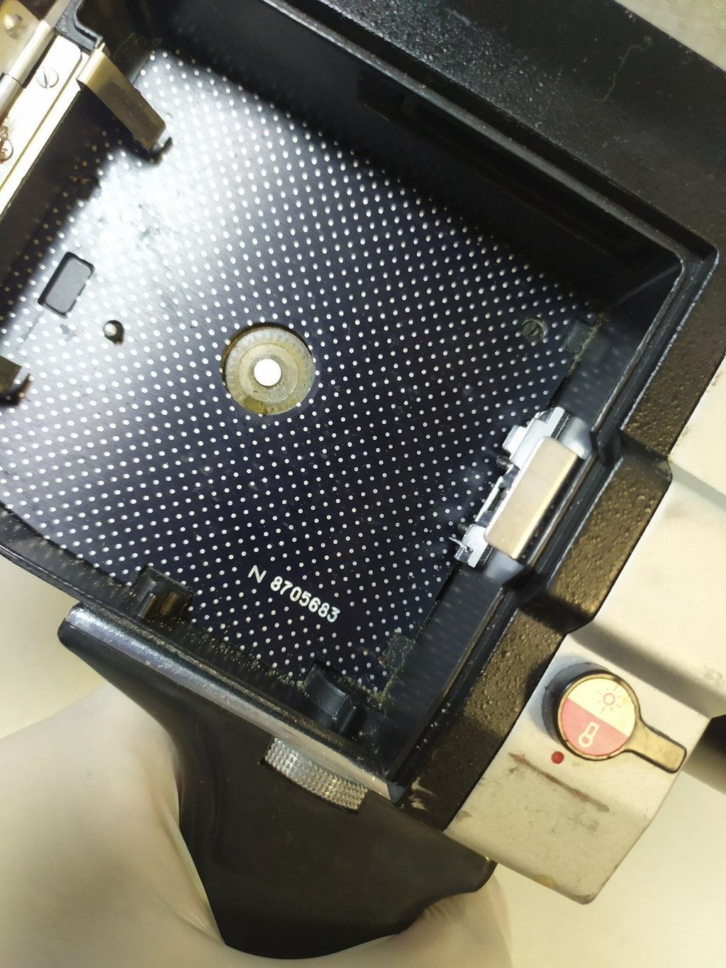 Set of four screw-in filters, lens hood and cable release in the box – detail 13