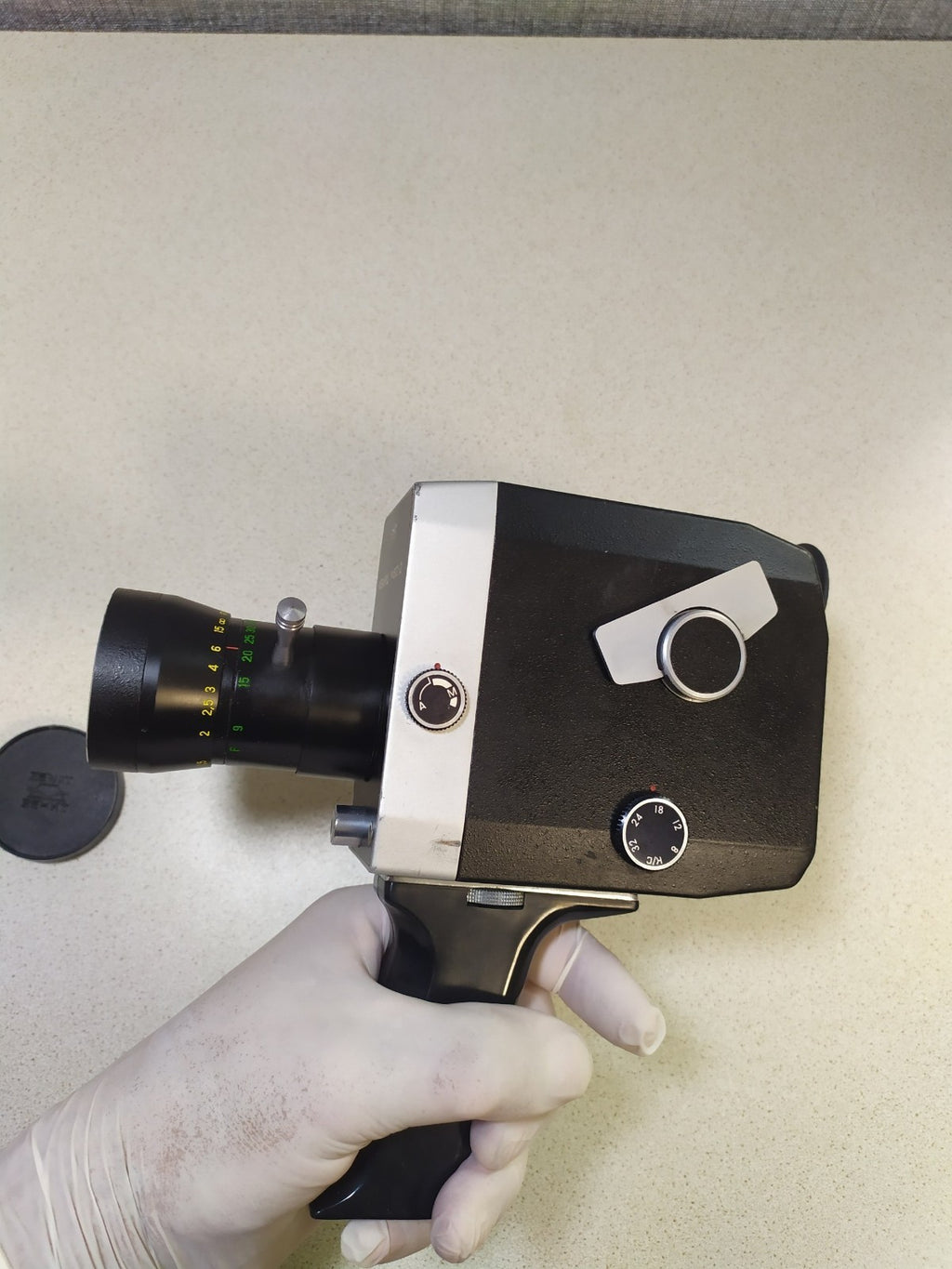Set of four screw-in filters, lens hood and cable release in the box – detail 16