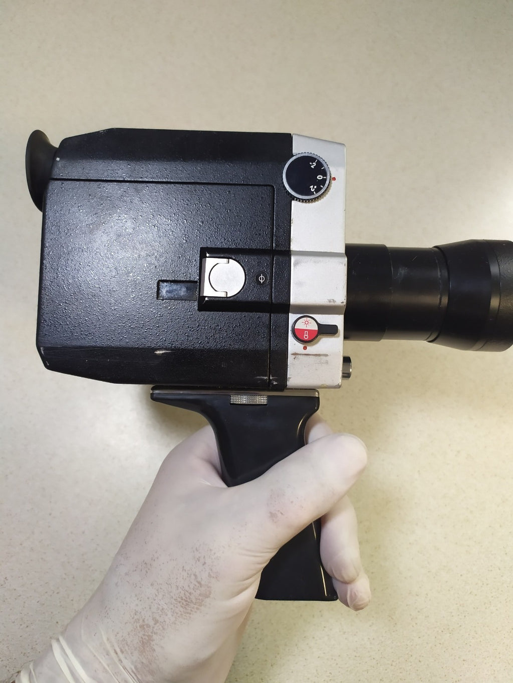 Set of four screw-in filters, lens hood and cable release in the box – detail 19