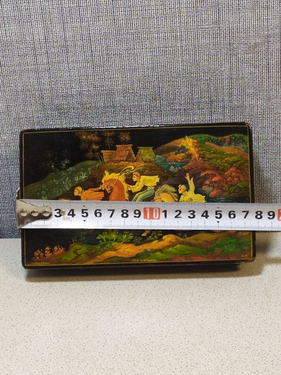 Hand-painted Russian lacquer box with boys scene – detail 17