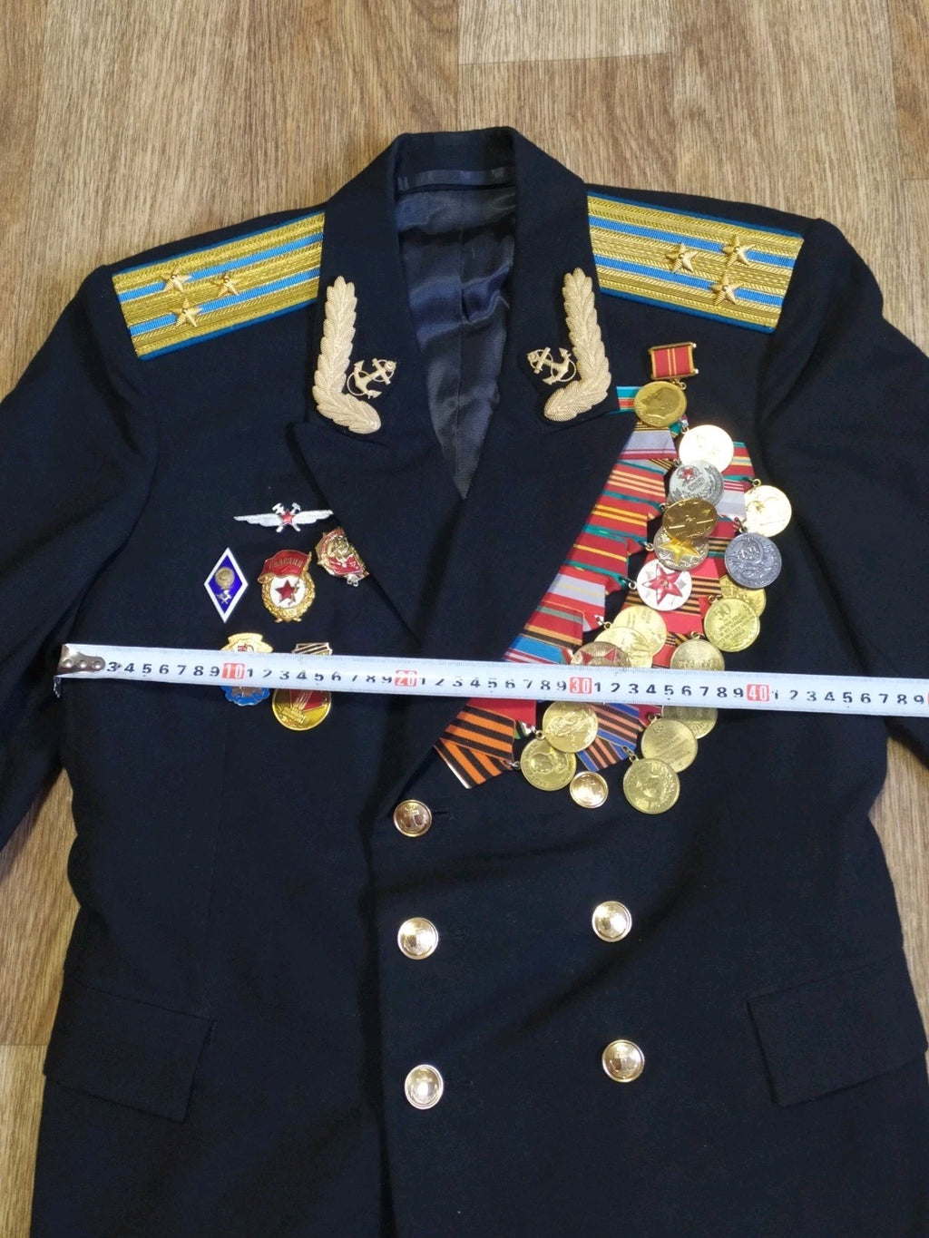 Gold shoulder boards with light blue piping and three stars – detail 12