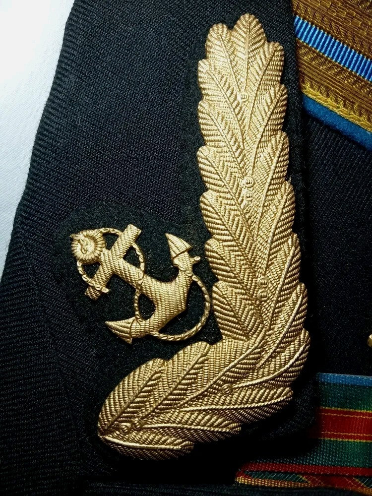Gold shoulder boards with light blue piping and three stars – detail 6