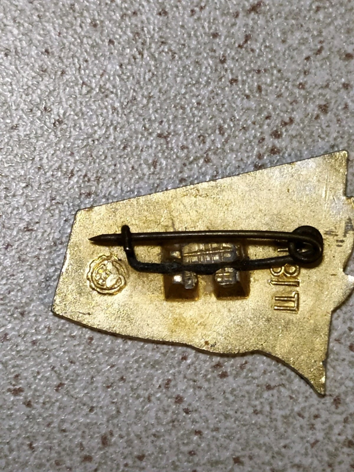 Vintage USSR pin with flag inside a laurel wreath – detail 5