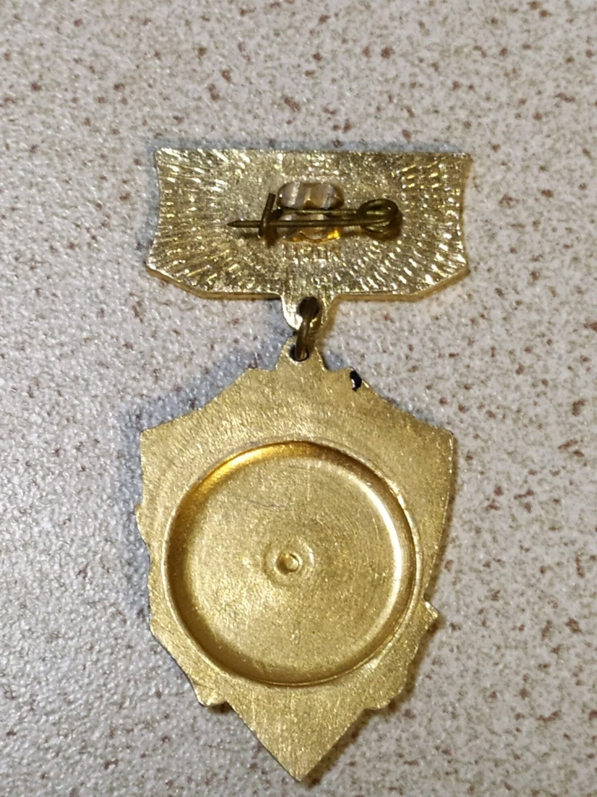Enamel Moscow badge with golden star and red flag, front view – detail 5