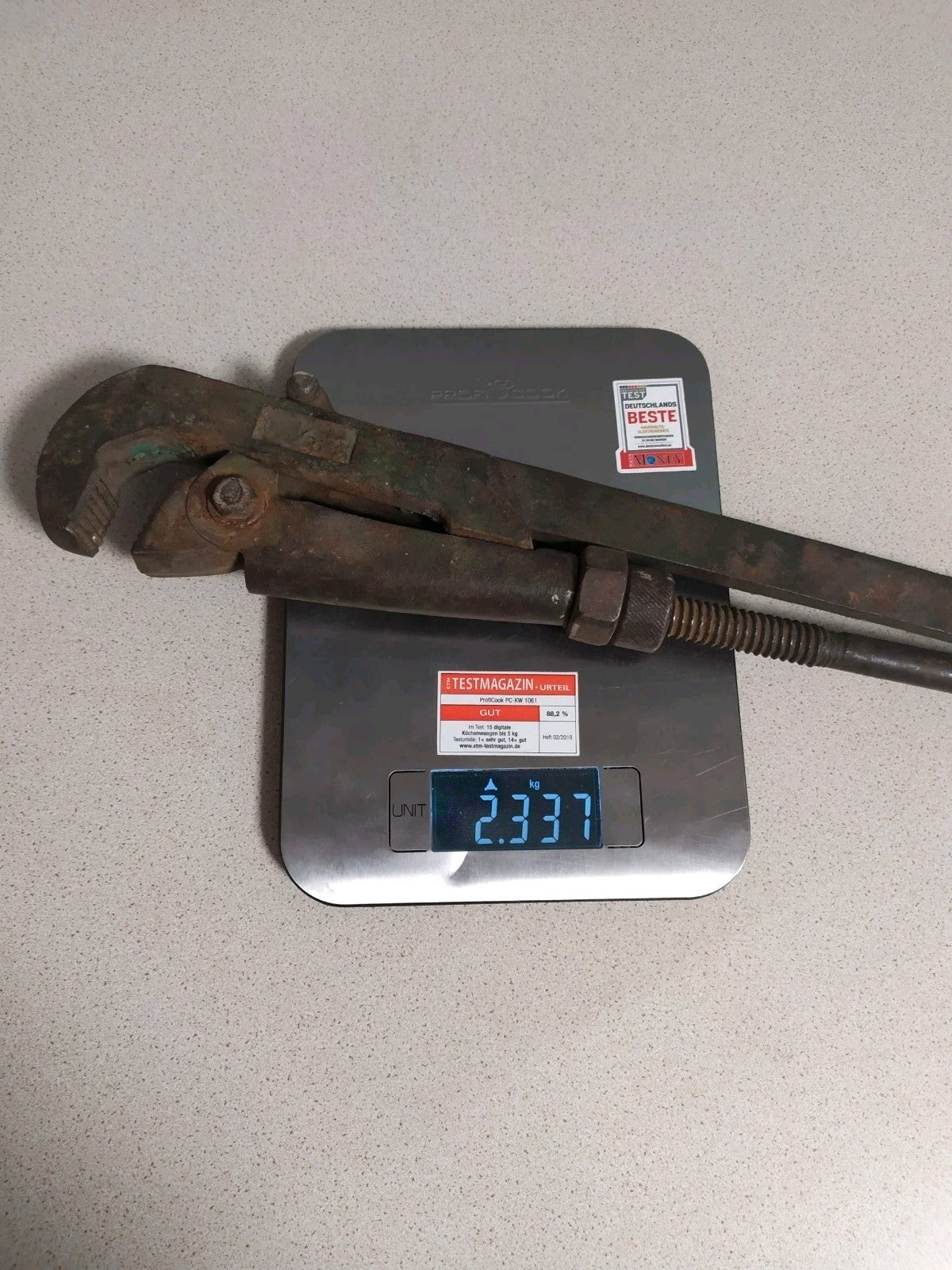 Soviet pipe wrench on a scale, 2.337 kg (5.15 lb) – detail 10