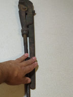 Soviet pipe wrench on a scale, 2.337 kg (5.15 lb)