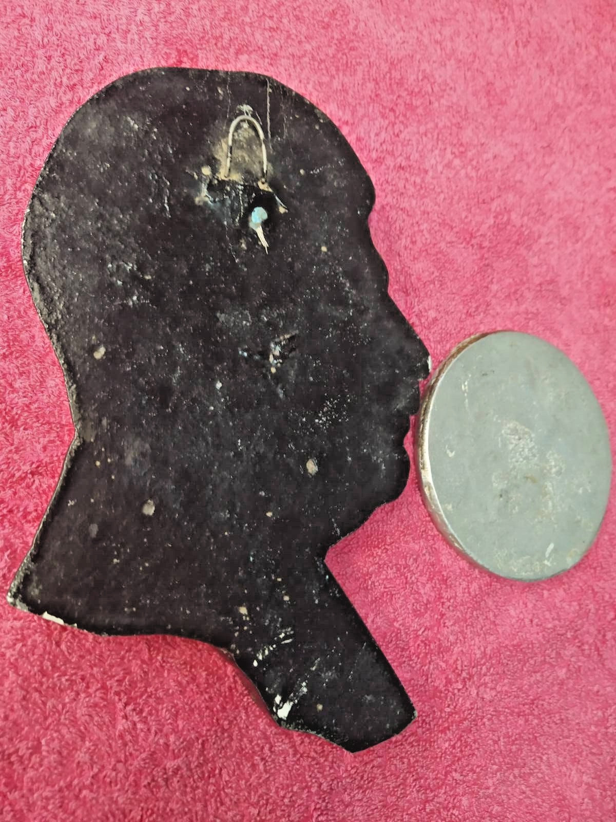 Stalin bas-relief in black glossy enamel cast metal, profile facing left – detail 14