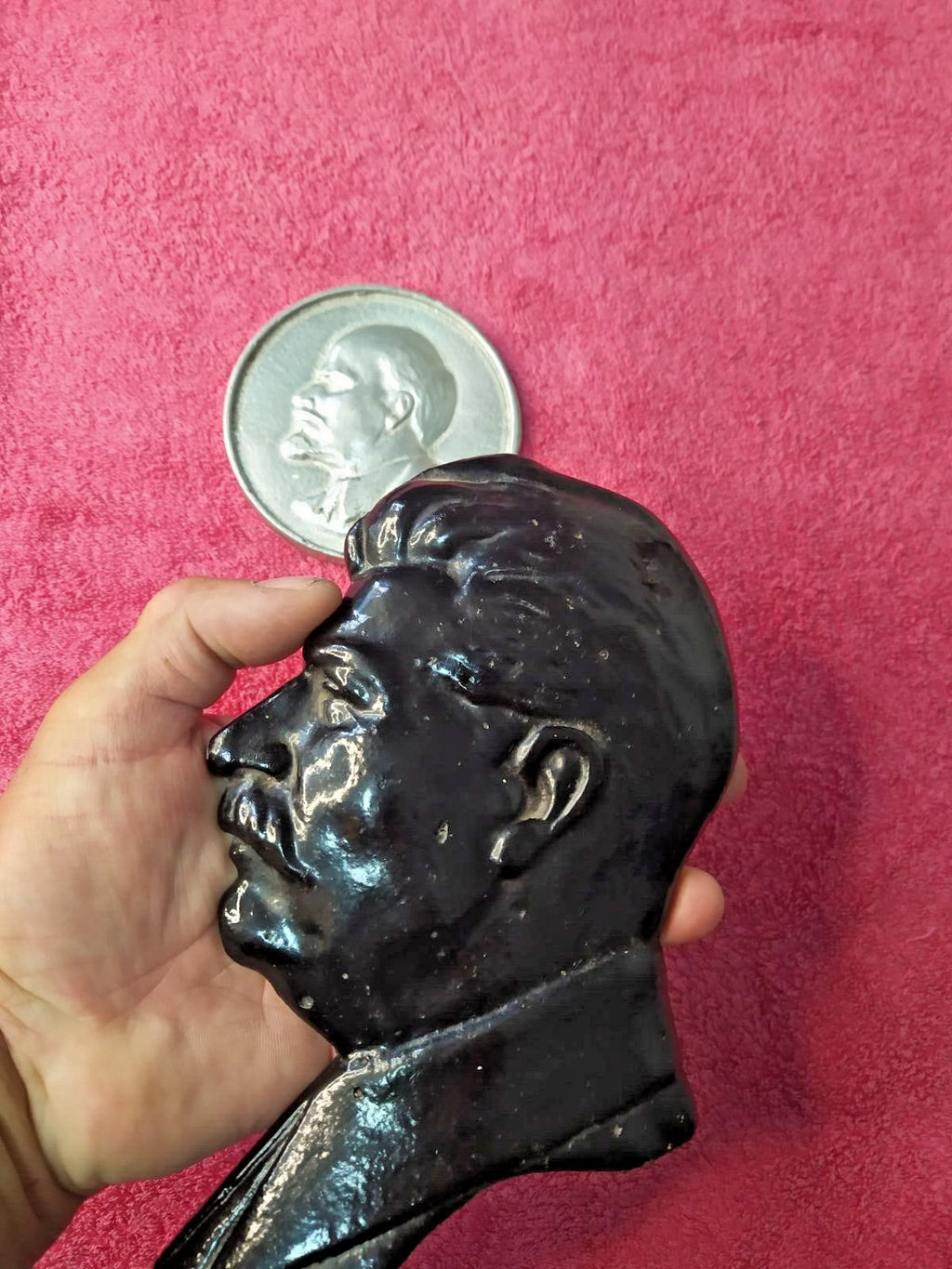 Stalin bas-relief in black glossy enamel cast metal, profile facing left – detail 5
