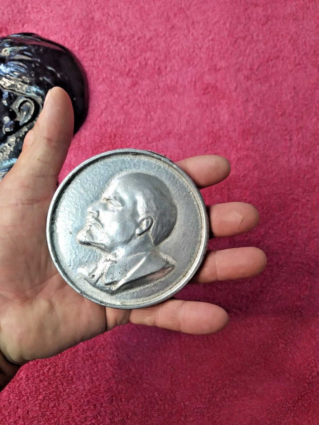 Round silver Lenin bas-relief, Soviet sculpture wall decor – detail 6