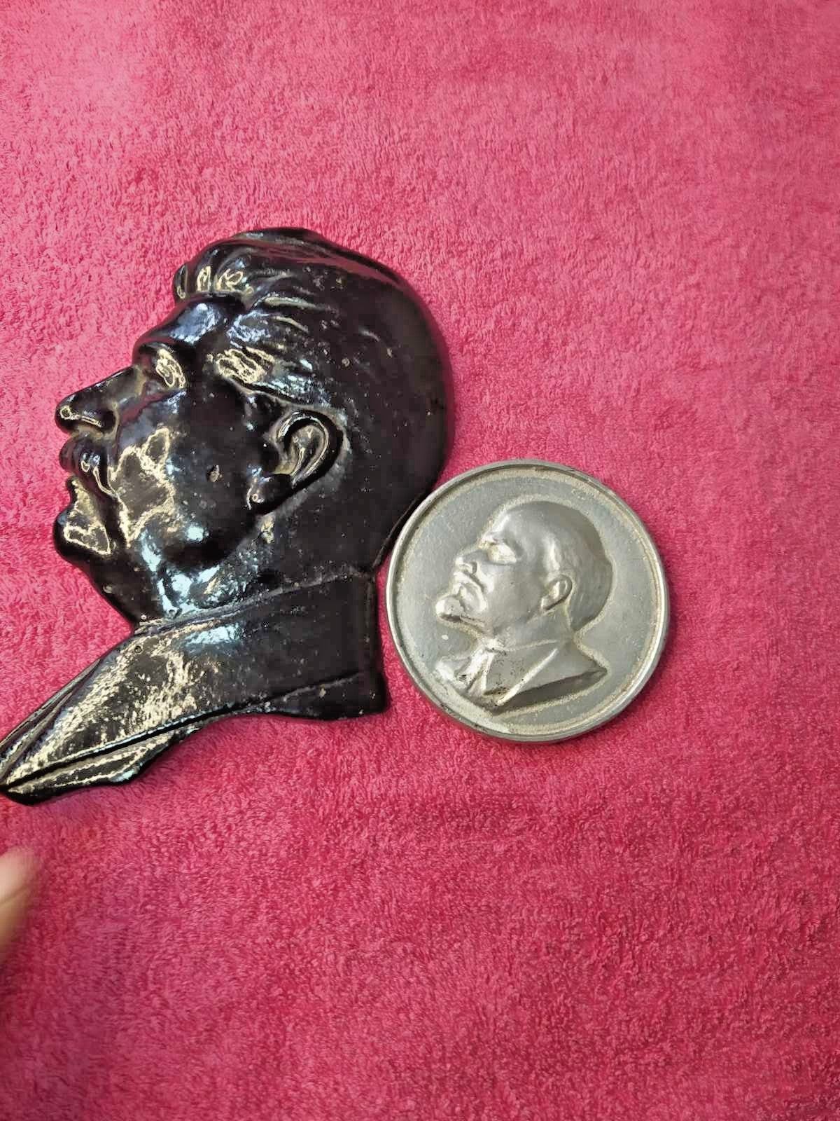 Stalin bas-relief in black glossy enamel cast metal, profile facing left – detail 8