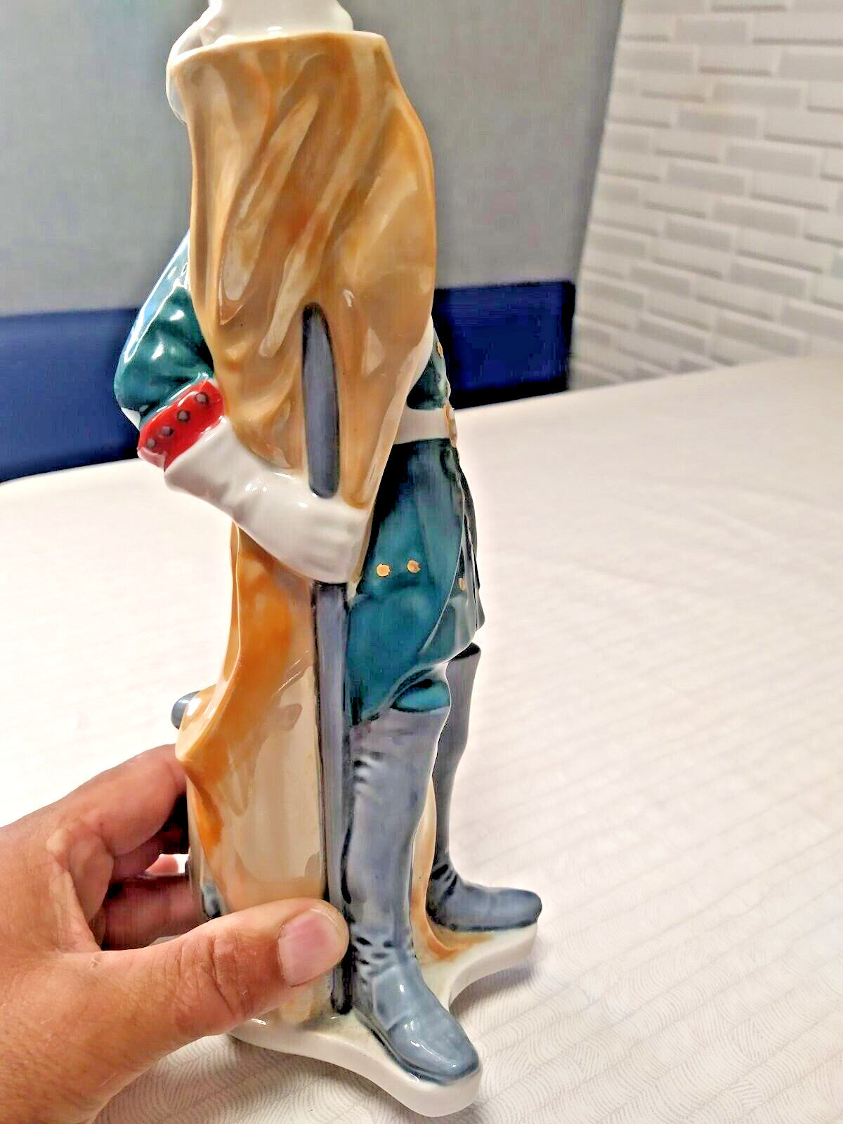 Vintage USSR decanter figure holding a banner with drum at the back – detail 12