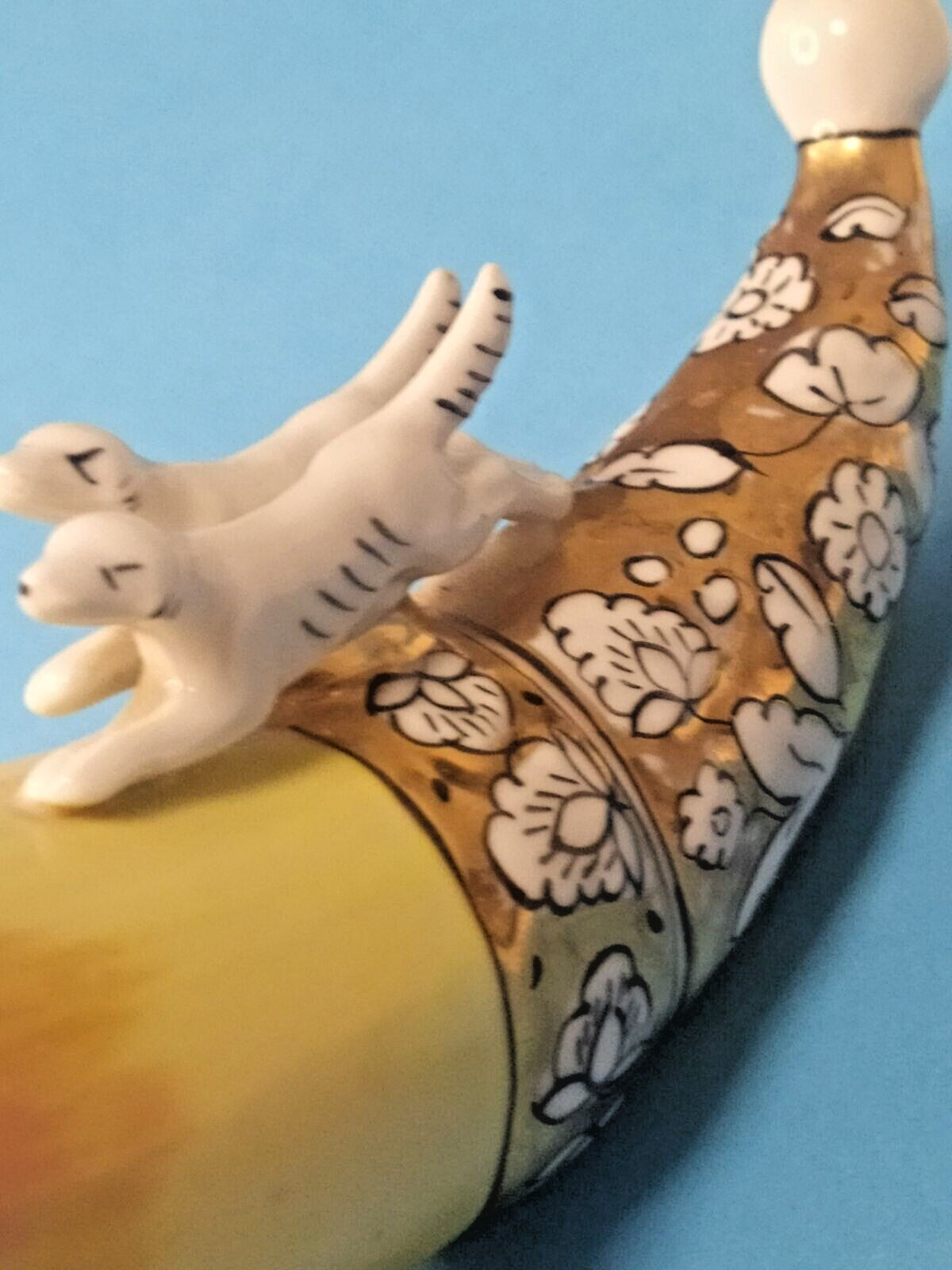 Vintage Soviet porcelain horn with hand-painted gold floral pattern – detail 8