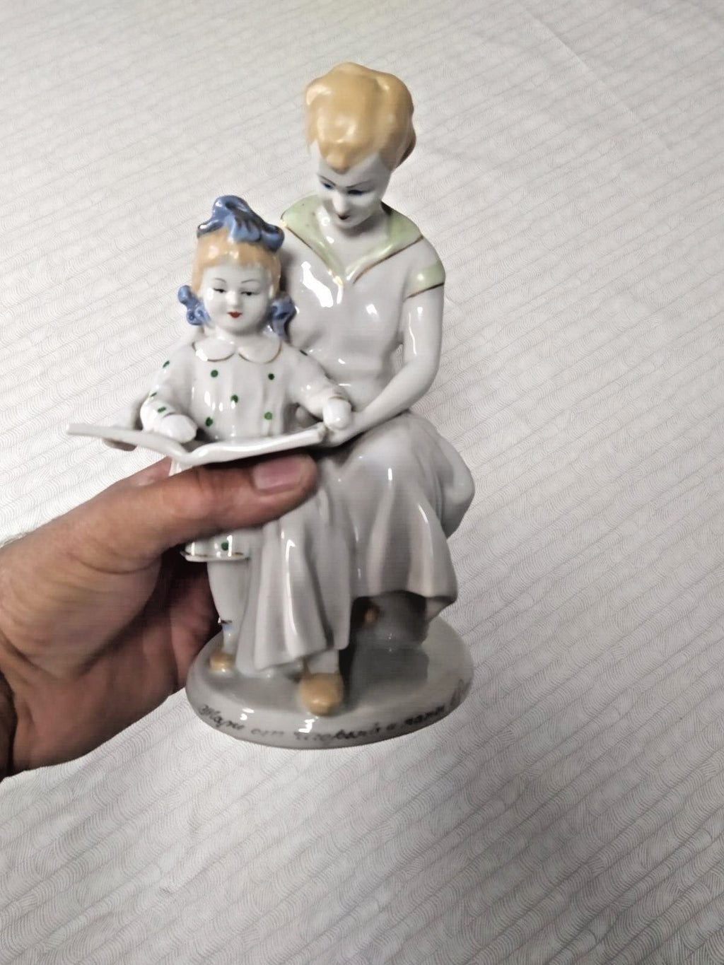 Mother and child reading porcelain figure, front view – detail 10