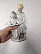 Mother and child reading porcelain figure, front view – detail 10