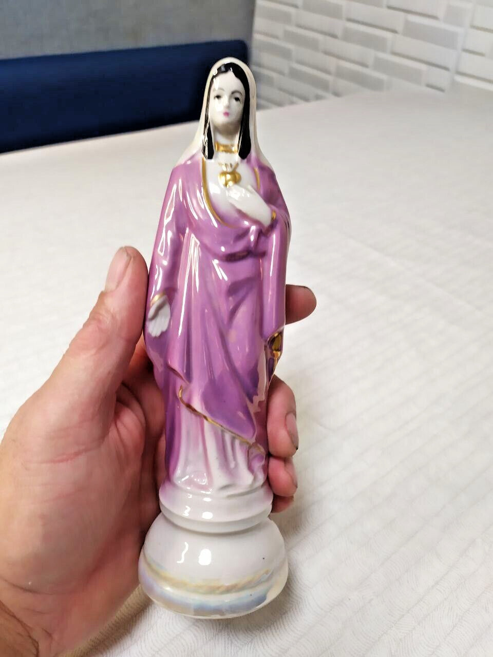 Virgin Mary figurine in purple-pink robe with hand-painted gold trim – detail 11