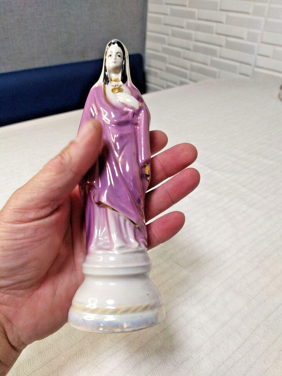 Iridescent luster glaze on the veil of the Polonne porcelain figurine – detail 12