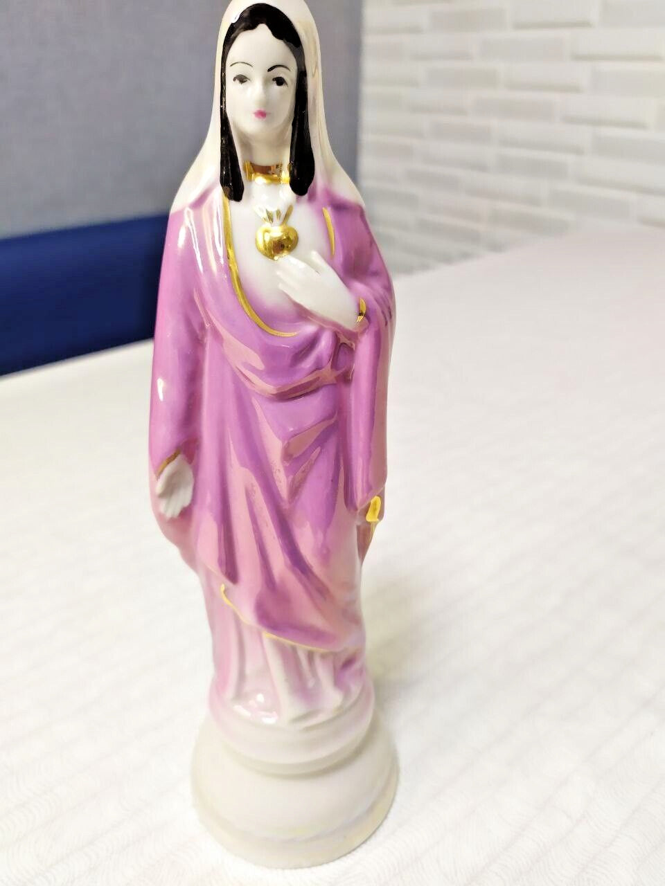 Virgin Mary figurine in purple-pink robe with hand-painted gold trim – detail 5
