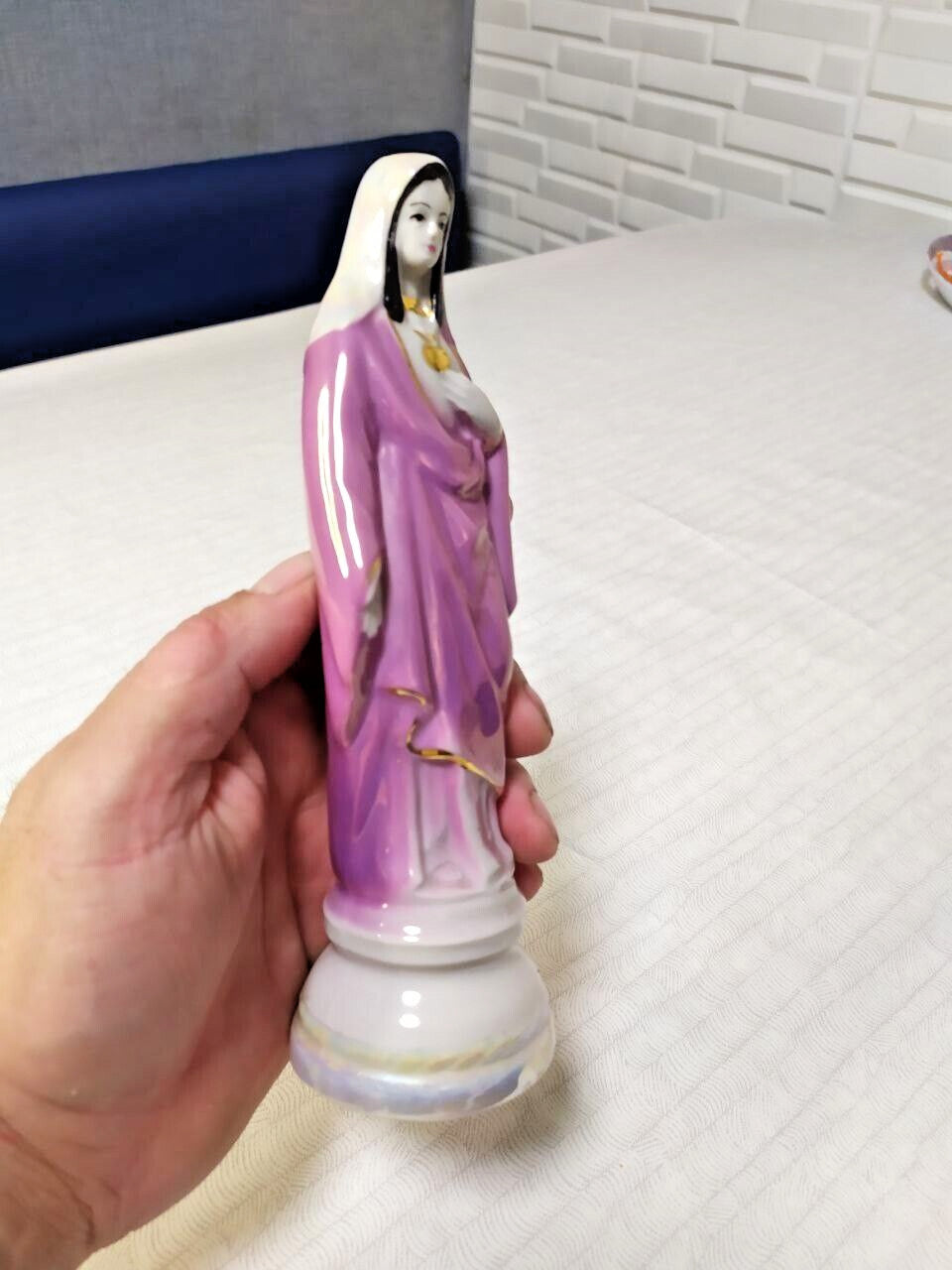 Virgin Mary figurine in purple-pink robe with hand-painted gold trim – detail 8