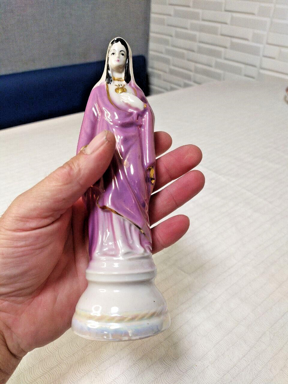 Iridescent luster glaze on the veil of the Polonne porcelain figurine – detail 9