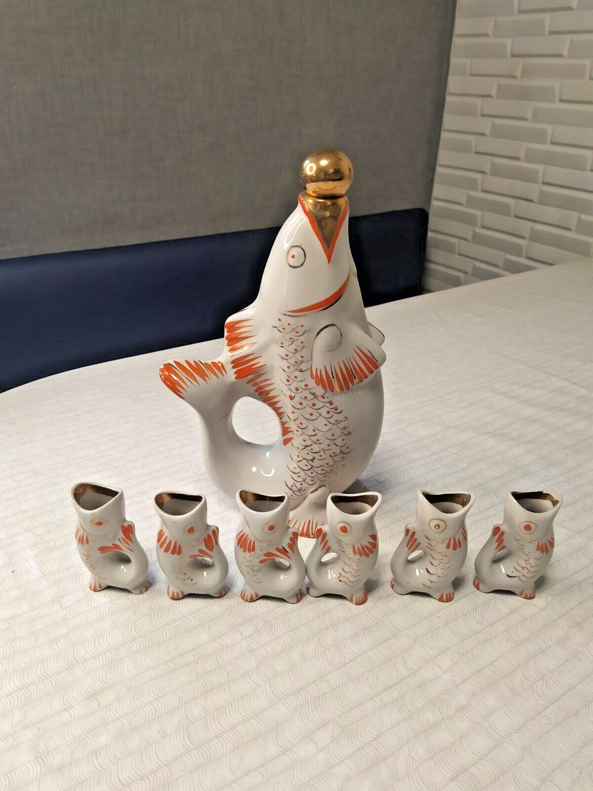 Large porcelain carp decanter with gold-leafed stopper – detail 5