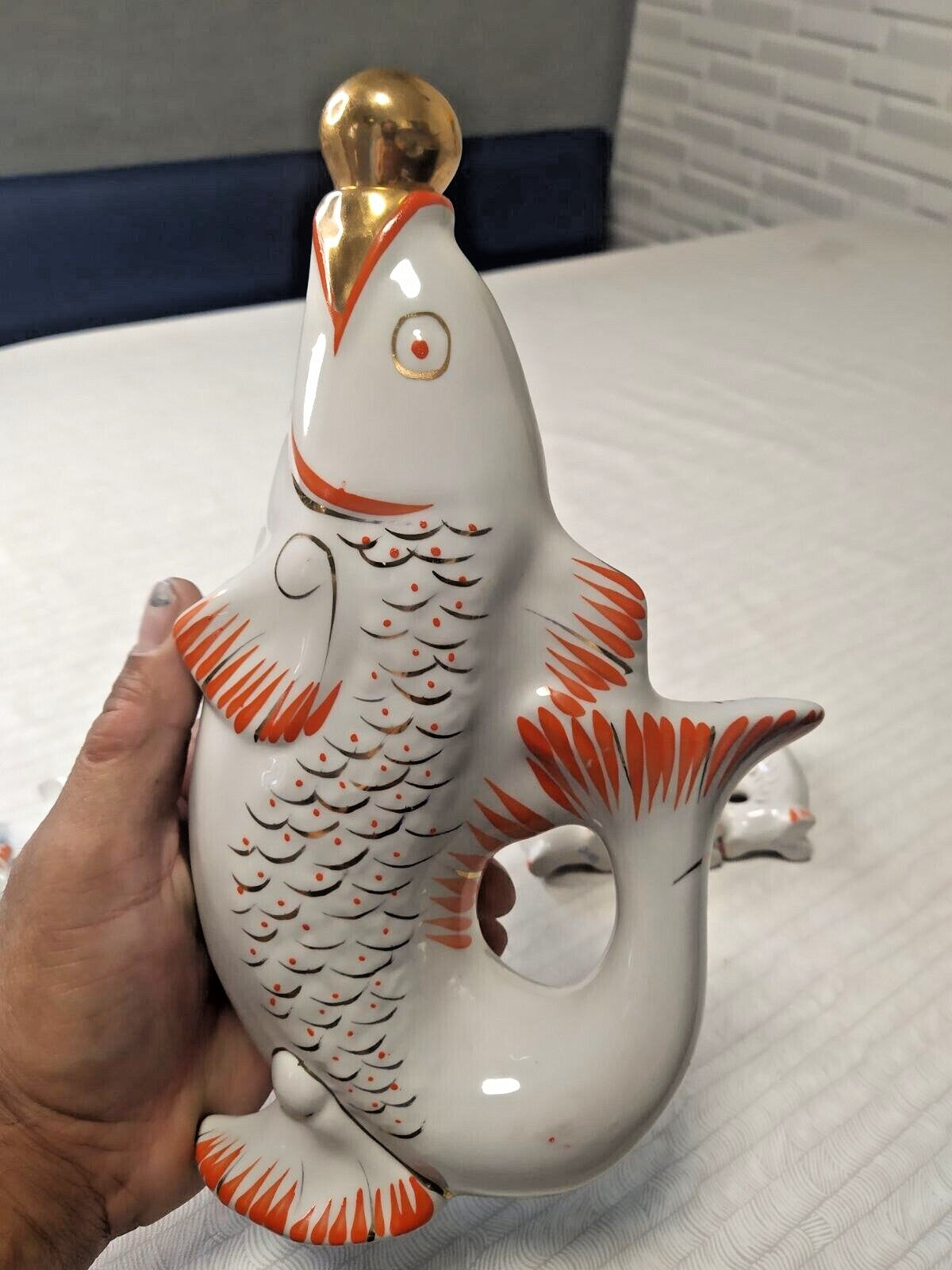Large porcelain carp decanter with gold-leafed stopper – detail 8