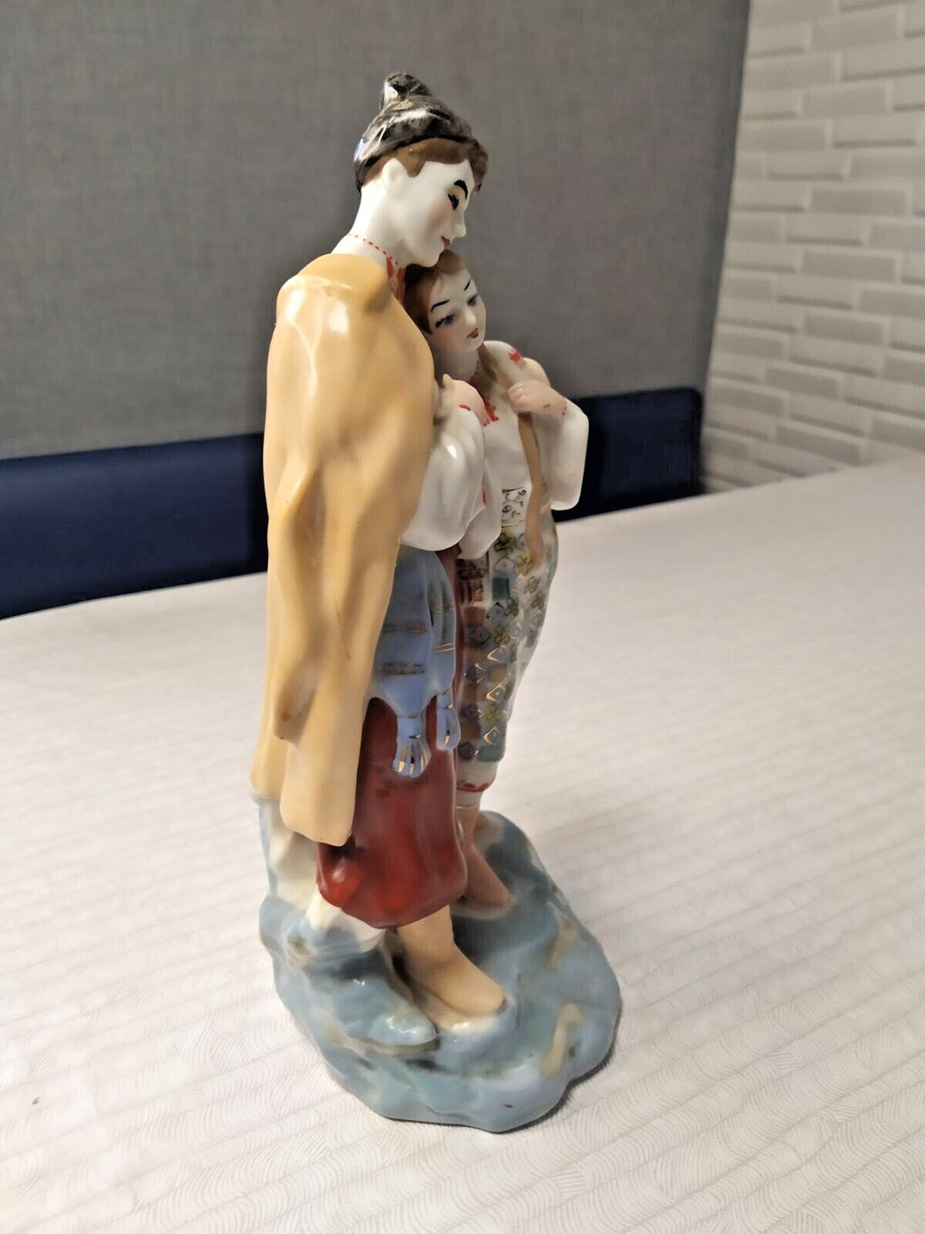 Vintage Soviet Ukrainian lovers porcelain on a shelf – detail 7