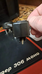 Clean battery compartment of the Lider-306 portable turntable – detail 13
