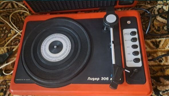 Lider-306 Mono electrophone with lid open showing turntable and tonearm
