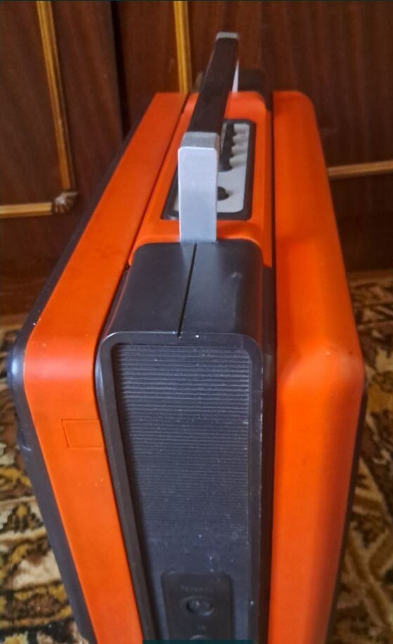 Clean battery compartment of the Lider-306 portable turntable – detail 7