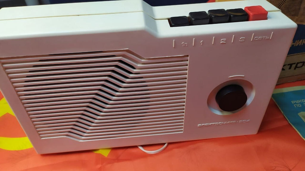 Soviet vintage radio Elektronika-204 diagonal speaker grille and push-buttons – detail 14