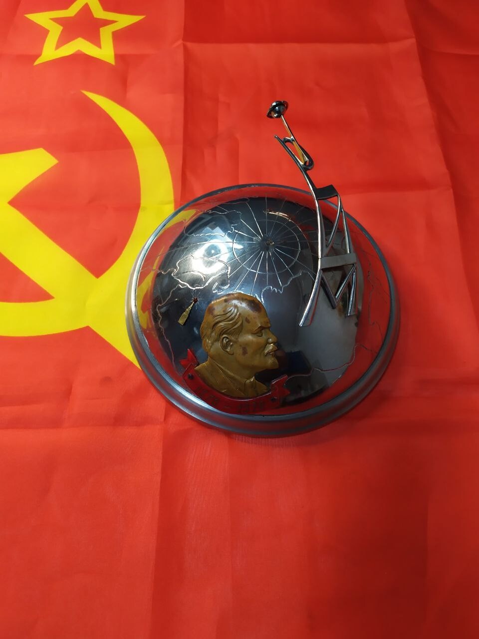 Lenin profile relief with patina on the 1970 anniversary souvenir – detail 9