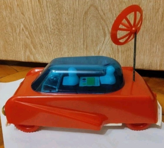 Vintage Soviet toys: Planetohod rover with two astronaut figures under the canopy – detail 5