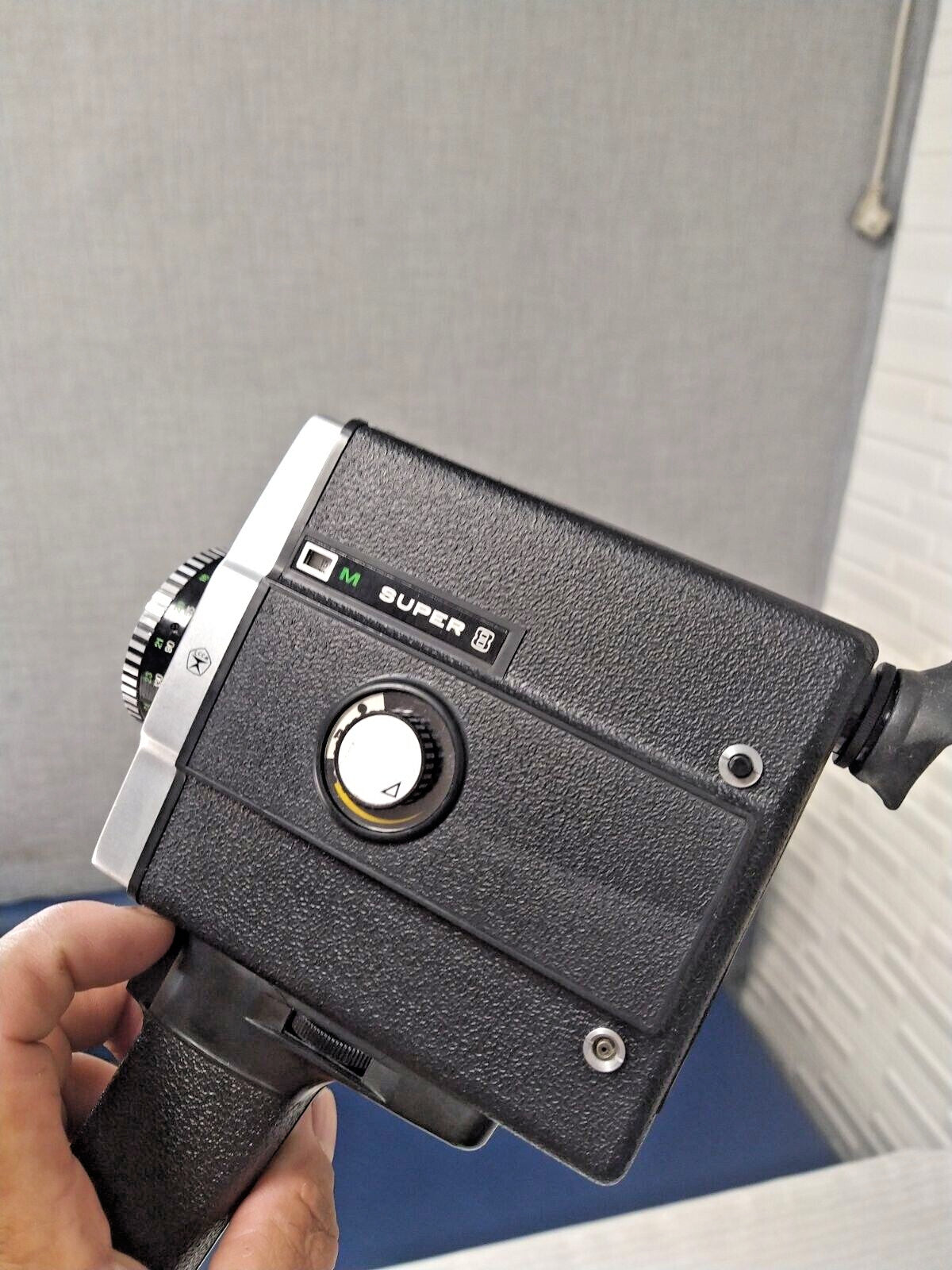 Vintage Soviet cine camera with original manual in Russian – detail 12