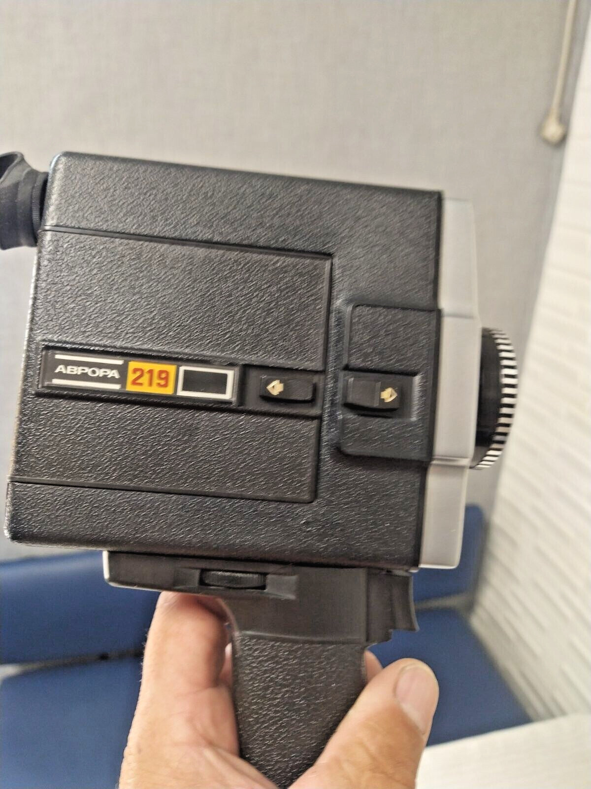Vintage Soviet cine camera with original manual in Russian – detail 9