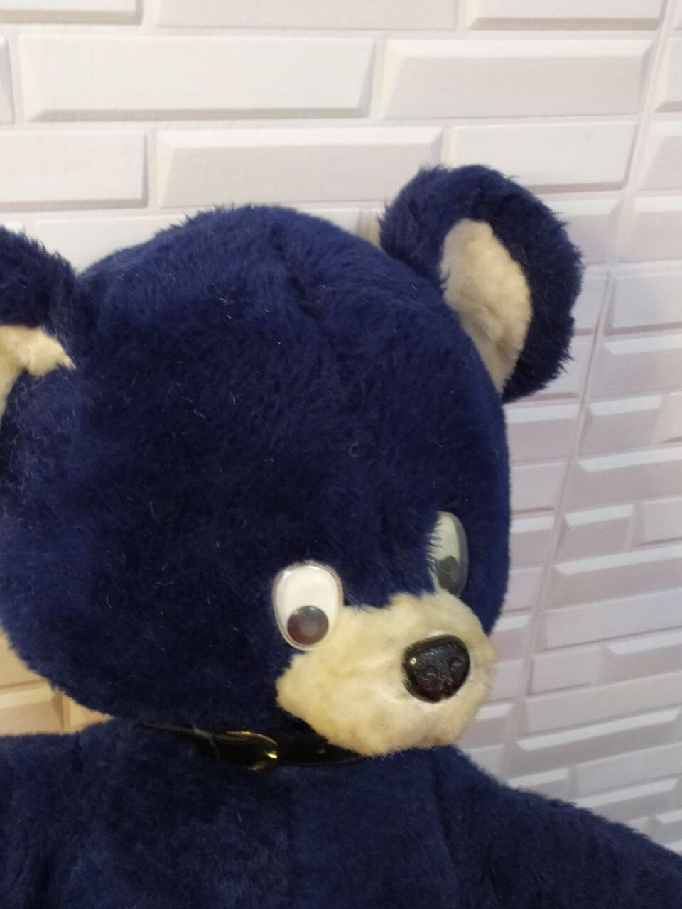 Large USSR teddy bear showing cream paws and black collar with metal buckle – detail 9