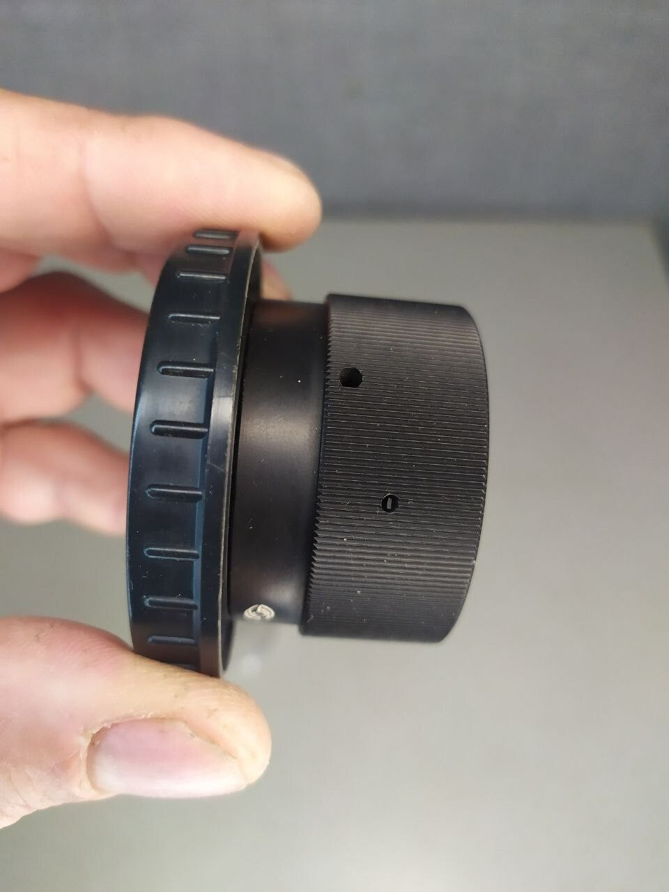Multi-coated glass of the M42 teleconverter with purple-amber tint – detail 5