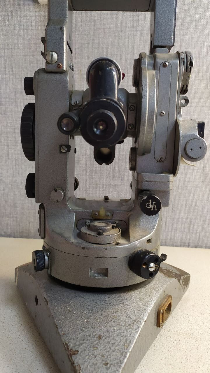 USSR theodolite T2 side view showing adjustment knobs – detail 5