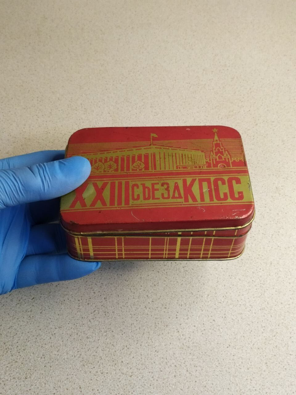 Side of the Soviet memorabilia tin with checkered tartan-style pattern – detail 8