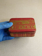 Side of the Soviet memorabilia tin with checkered tartan-style pattern – detail 8
