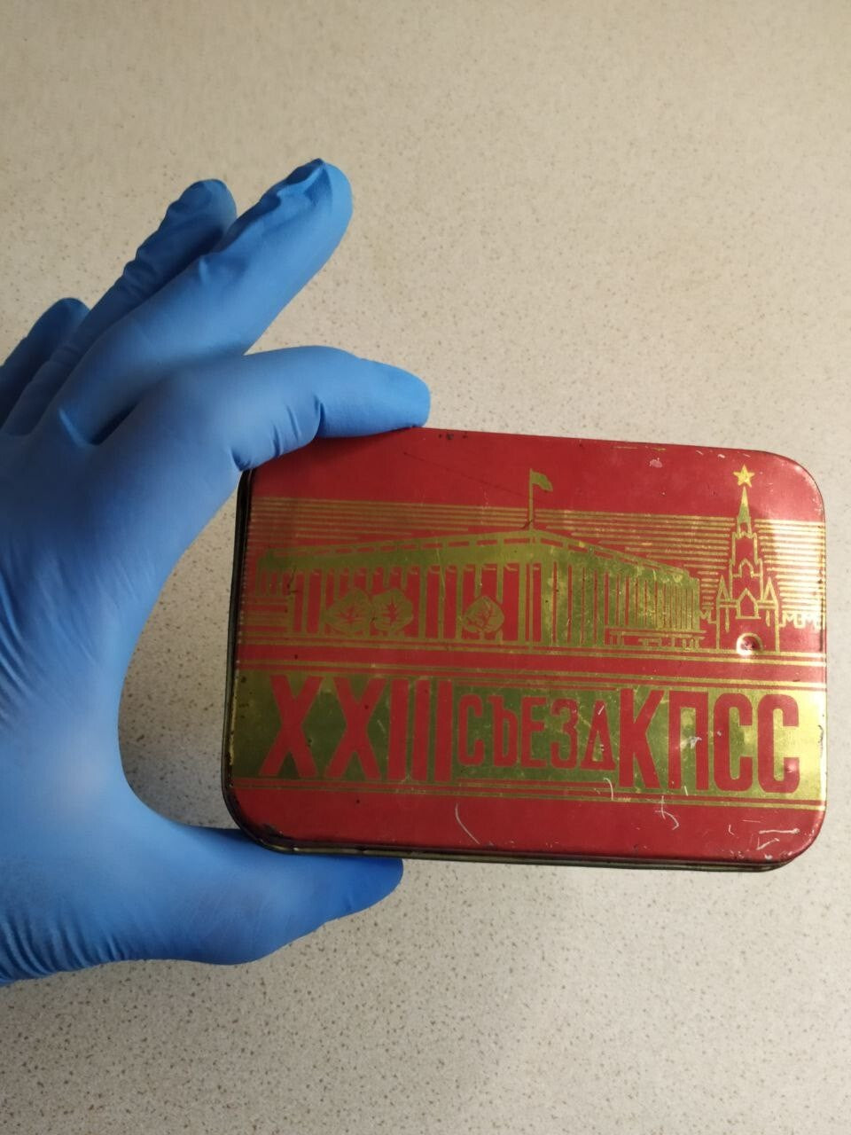 Inside of the 1966 CPSU congress souvenir box with original hinge – detail 9